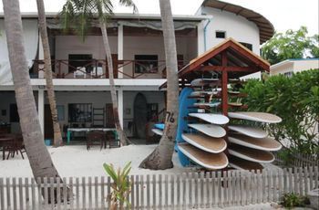 Отель Cokes Surf Camp Тулусду Экстерьер фото